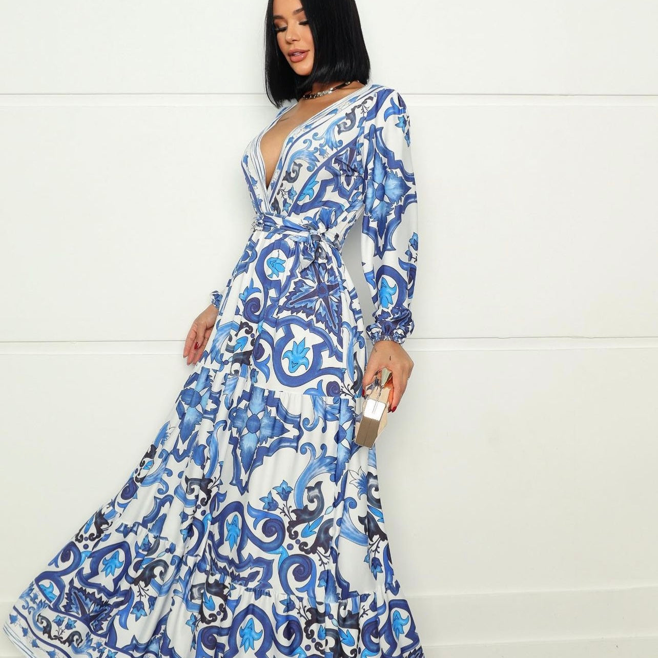 01 Long dress with long sleeves in an italian style print