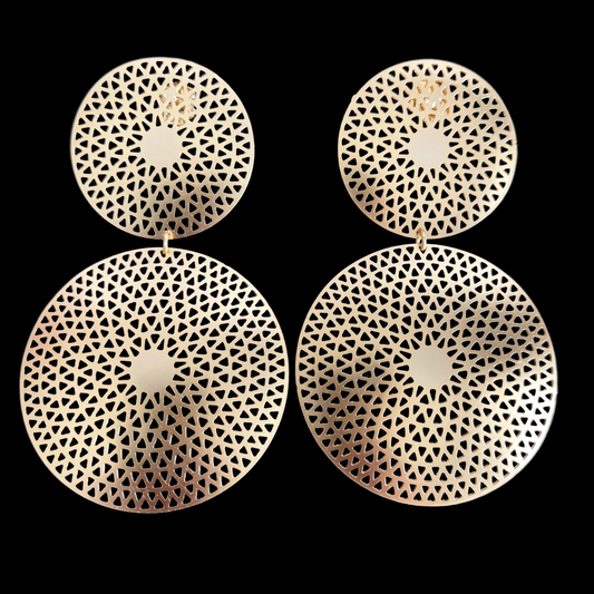 E. Earrings designed in filigree round medium size