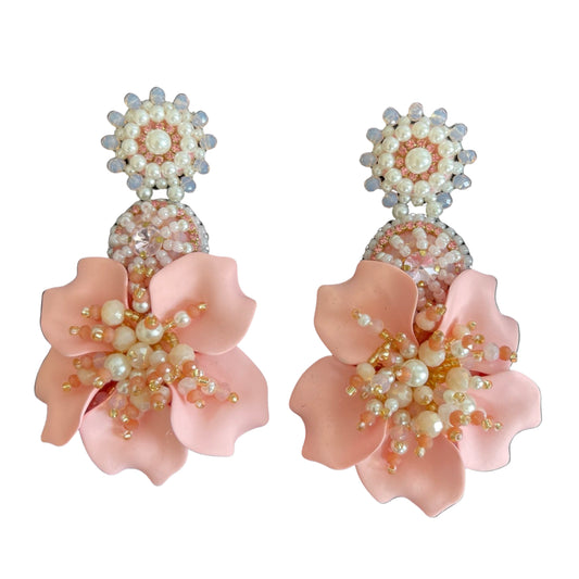 05. Elegant design of pink and white flower earrings