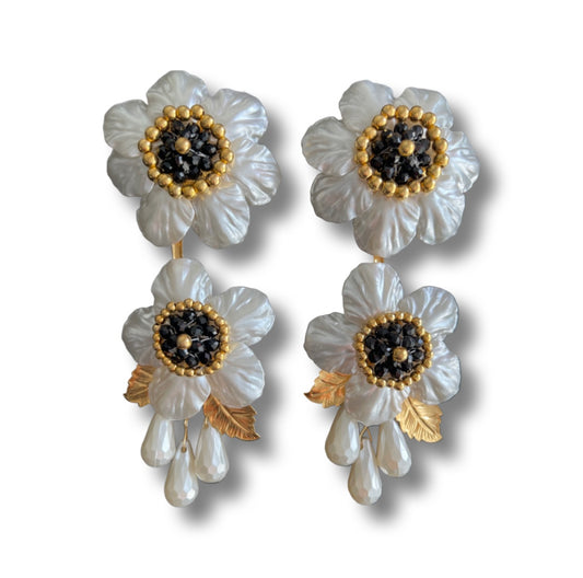 03. White and black flower earrings