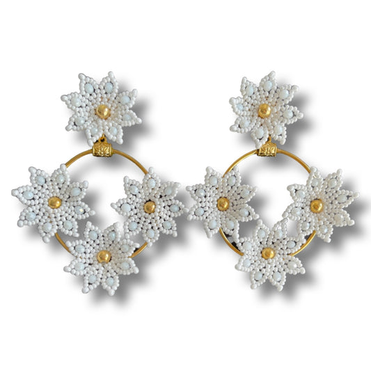 03. Earrings designed in four white flowers