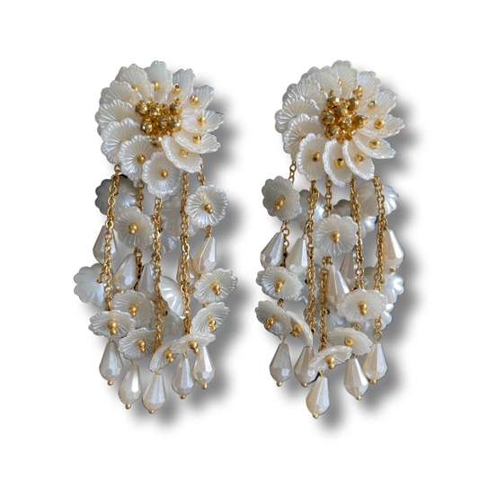 03. Earring design made in small pieces of white flowers