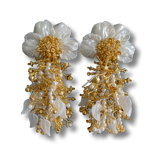 03. Earrings designed in half flower with strips in pearl, leaves and beads in white and gold color