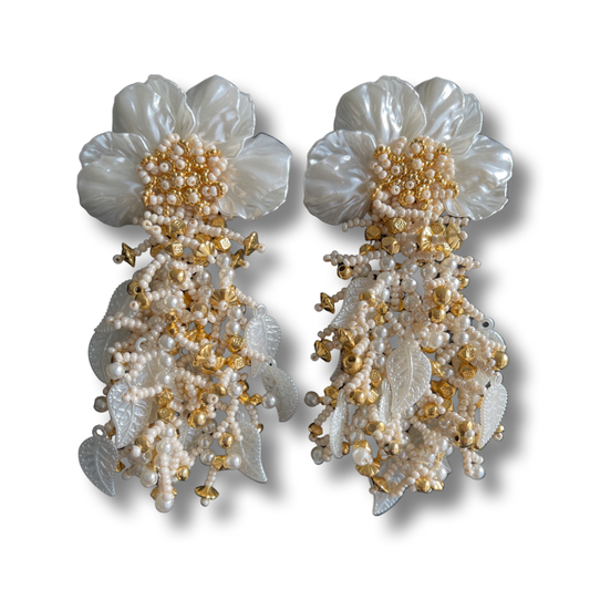 03. Earrings designed in half flower with strips in pearls, leaves and beads in white and beige color